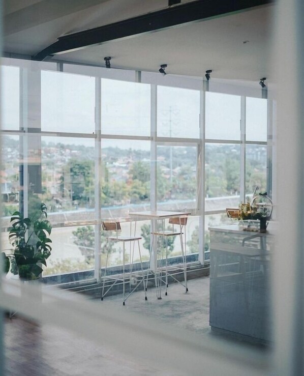 Breakfast, lunch and dinner served - Front One Boutique Tugu Muda Semarang (Semarang)