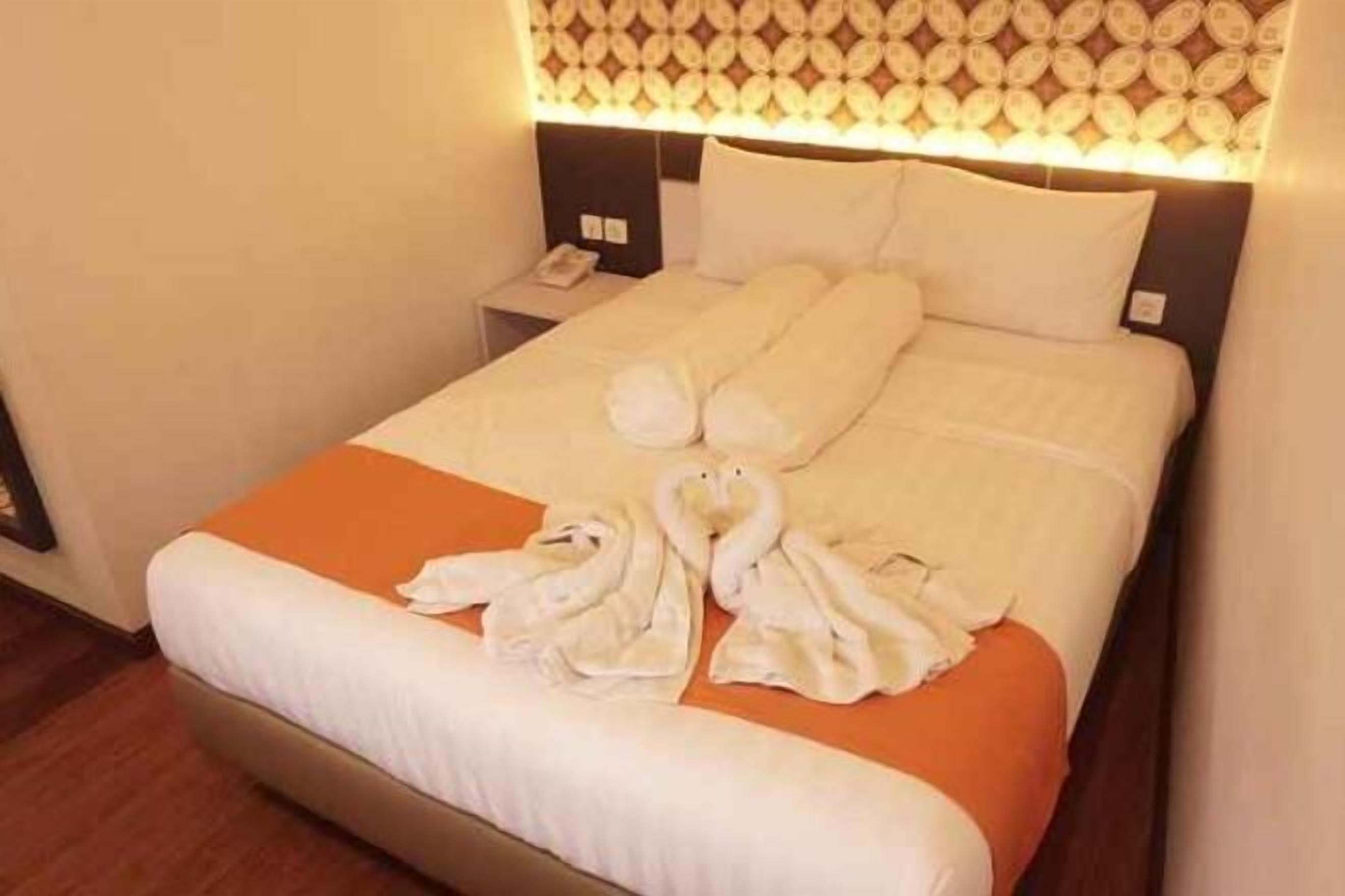 Desk, soundproofing, free WiFi