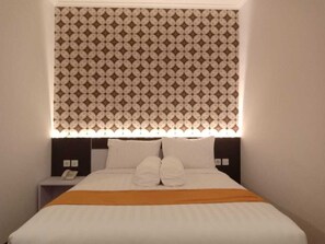 Desk, soundproofing, free WiFi - Front One Boutique Tugu Muda Semarang (Semarang)