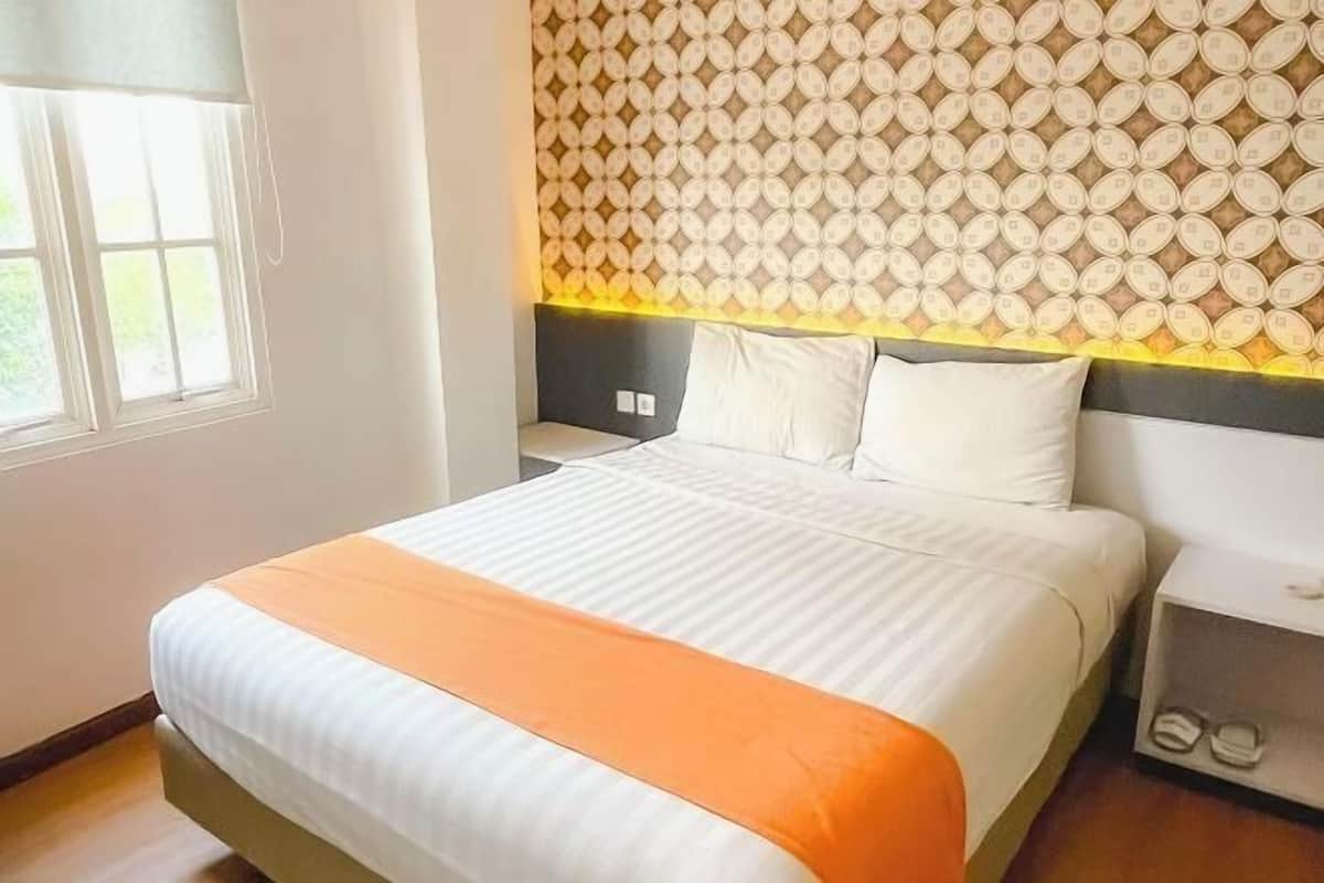 Desk, soundproofing, free WiFi