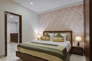 Suite Room | Premium bedding, minibar, iron/ironing board, free WiFi