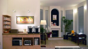 A living room with a fireplace, coffee machines, a lamp, and a painting on the wall. - Family Lodge Hatagoya Fujitsuru (Tsuru)