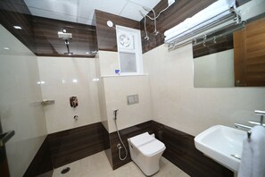 Deluxe Suite | Bathroom | Shower, towels