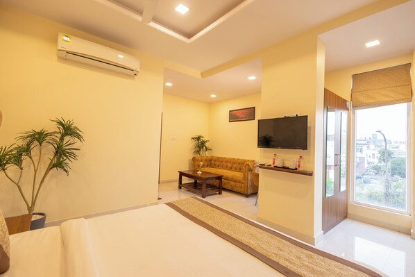 1 habitación, decoración personalizada, muebles diferentes y escritorio