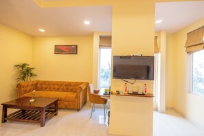 1 habitación, decoración personalizada, muebles diferentes y escritorio