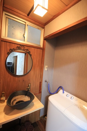 Private Vacation Home | Bathroom | Separate bathtub and shower, free toiletries, hair dryer, slippers
