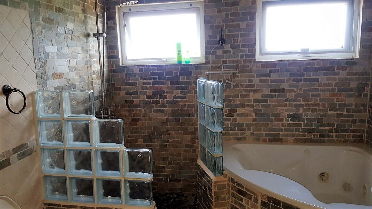 Combined shower/tub, jetted tub, hair dryer, towels