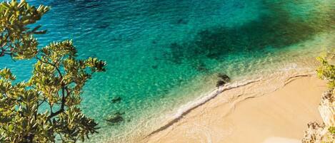 Plage, chaises longues, serviettes de plage