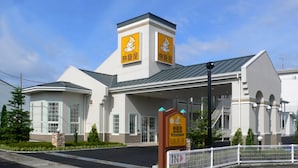 A modern building with a flat roof, large windows, and a sign with Japanese characters. - Family Lodge Hatagoya Takamatsu (Takamatsu)
