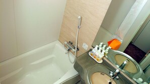 Tina y regadera independientes y amenidades de baño gratuitas 