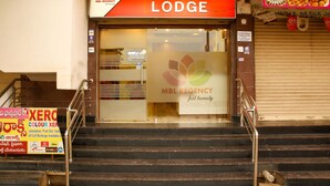 De ingang van MBL Regency Lodge, met een trap naar de ingang.
