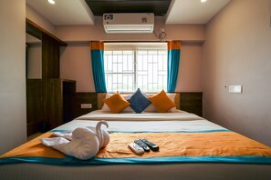 Standard Double Room | Desk, laptop workspace