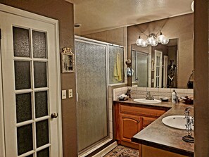 Shower, hair dryer, towels, soap - Million Dollar View, seasonal pool, close activities w/in 2-5 miles. Yes, pets! (Grand Junction)