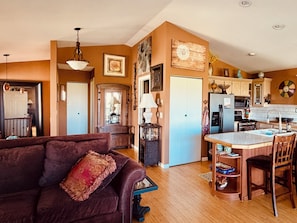 Smart TV, fireplace, printers - Million Dollar View, seasonal pool, close activities w/in 2-5 miles. Yes, pets! (Grand Junction)