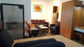 Desk, soundproofing, free WiFi, bed sheets - Sultan Guest House & Resto Tulungagung (Tulungagung)