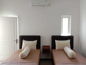 Premium Twin Room | Desk, soundproofing, free WiFi, bed sheets