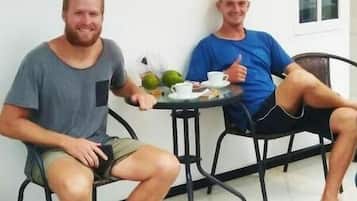 Sarapan, makan tengah hari dan makan malam dihidangkan