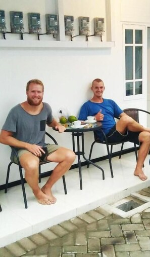 朝食、ランチ、ディナーに営業