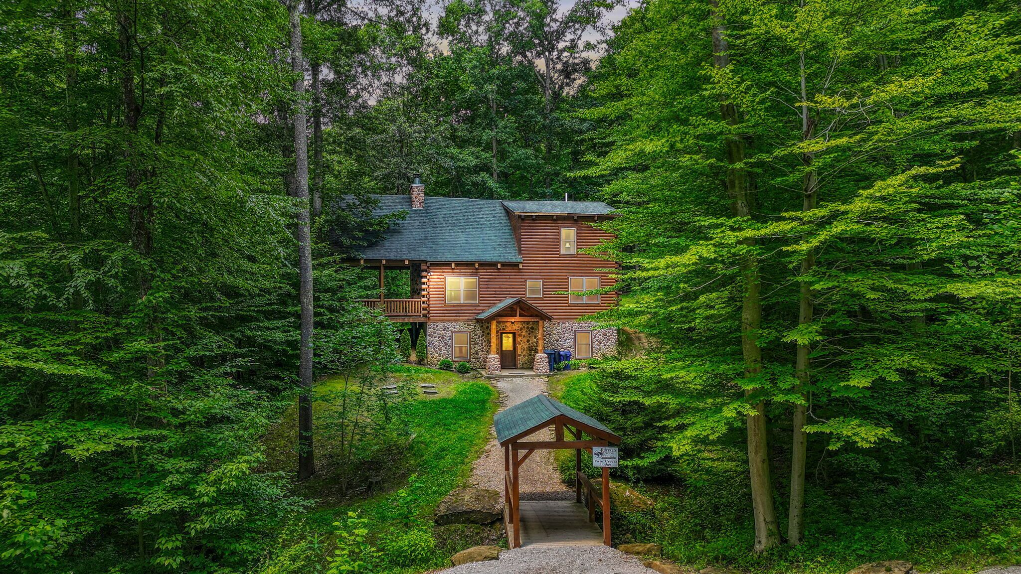 Hocking Hills 5 BR lodge on private acreage. Pets welcome!
