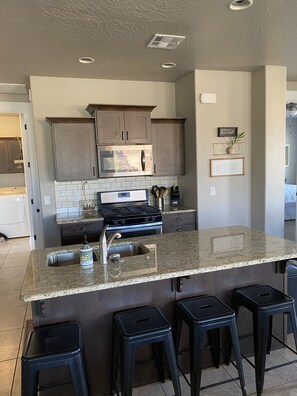 Frigorifero, microonde, forno, piano cottura