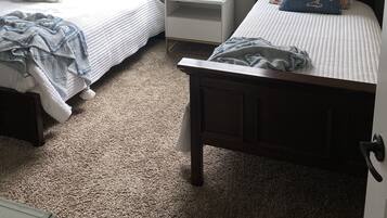 3 soverom, strykejern/-brett og reiseseng for barn