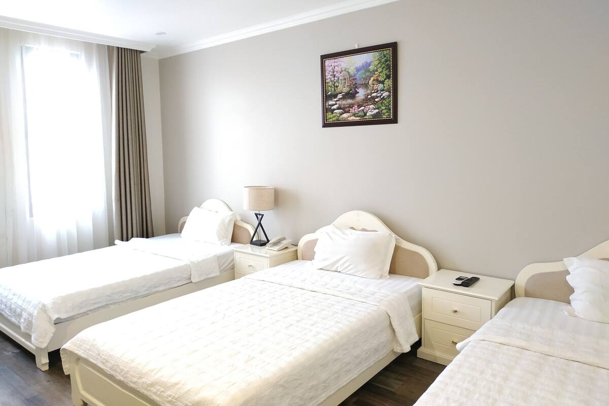 Chambre triple supérieure | Literie de qualité, couette en duvet, lit avec matelas à plateau-coussin