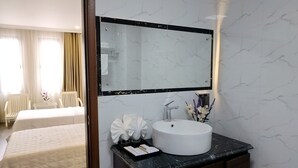 Deluxe Twin Room | Bathroom sink - Ngoc Lan Ha Long Hotel (Bai Chay)
