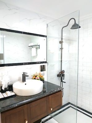 Deluxe Triple Room | Bathroom | Shower, rainfall showerhead, free toiletries, hair dryer