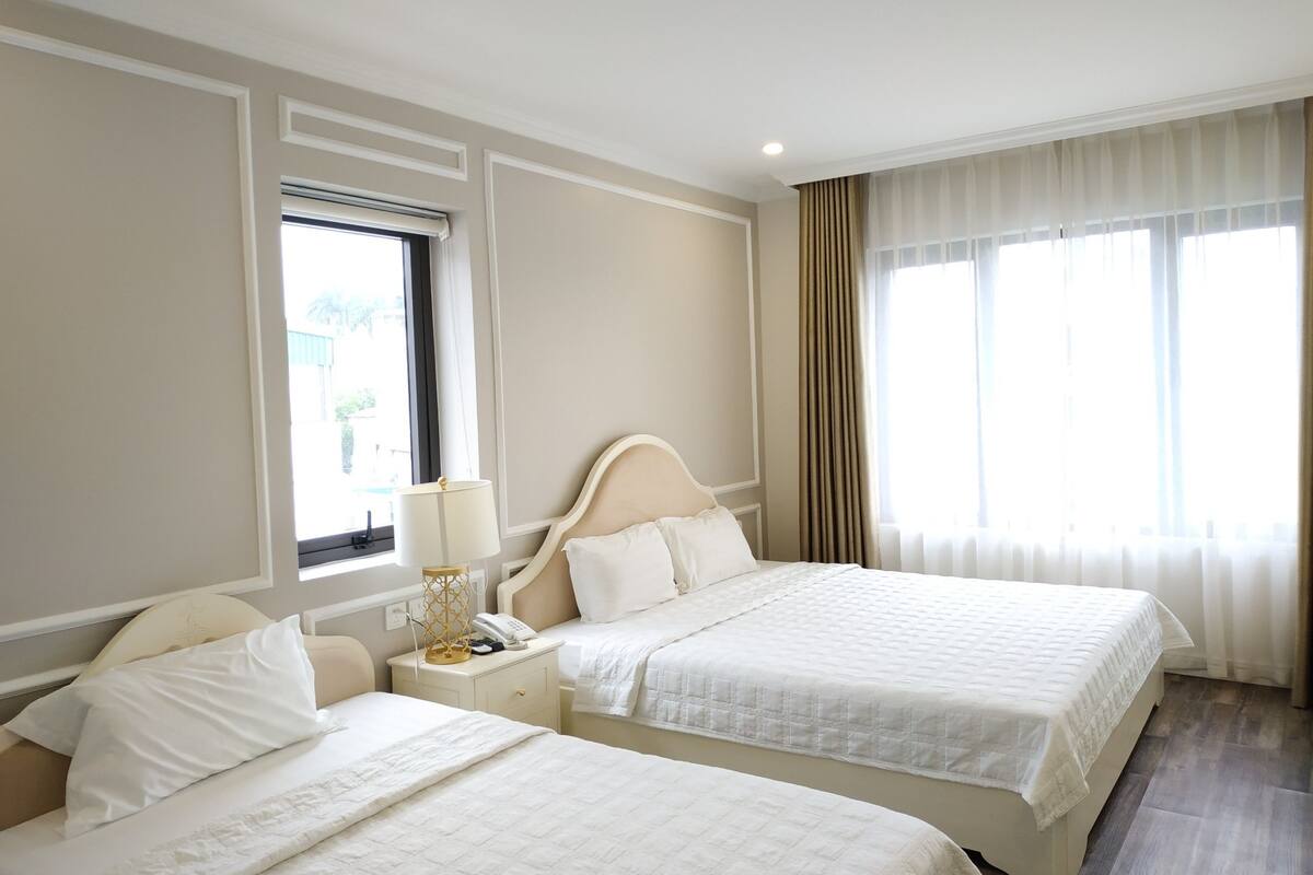 Chambre triple Deluxe | Literie de qualité, couette en duvet, lit avec matelas à plateau-coussin