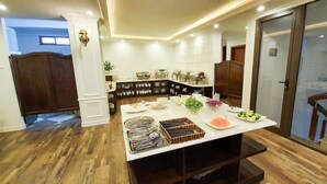 Breakfast buffet - Ngoc Lan Ha Long Hotel (Bai Chay)