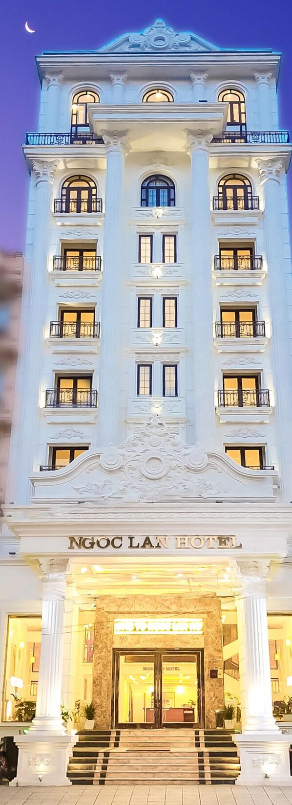 Front of property – evening/night - Ngoc Lan Ha Long Hotel (Ha Long)