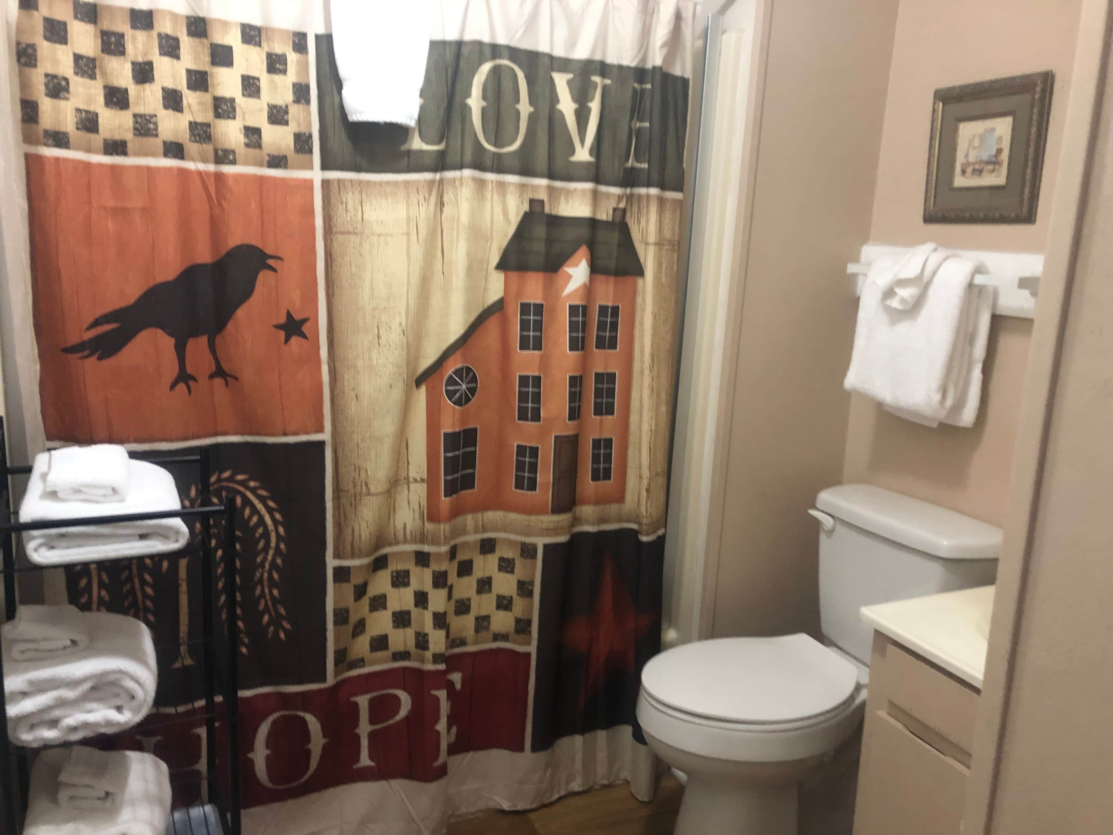 Een haardroger, handdoeken