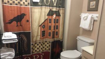 Een haardroger, handdoeken