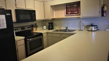Geladeira, micro-ondas, fogão, cooktop