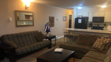 Een televisie, een open haard en een dvd-speler