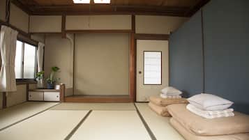 Chambre Tradition, non-fumeurs (Quadruple Room, Private) | Rideaux occultants, Wi-Fi gratuit, draps fournis