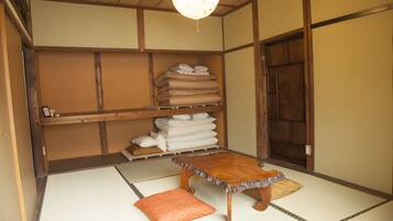 Traditionellt trippelrum | Mörkläggningsgardiner, gratis wi-fi och sängkläder