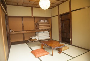 Traditional Triple Room | Blackout drapes, free WiFi, bed sheets