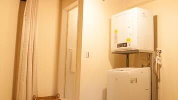 Dusch, hårtork, bidé och handdukar