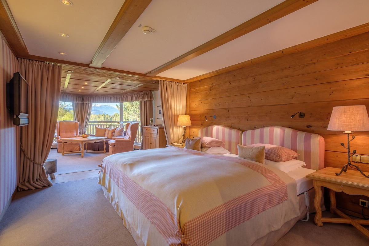 Junior-Suite Premium | เครื่องนอนป้องกันสารก่อภูมิแพ้, ผ้านวมขนเป็ด, ตู้นิรภัยในห้องพัก