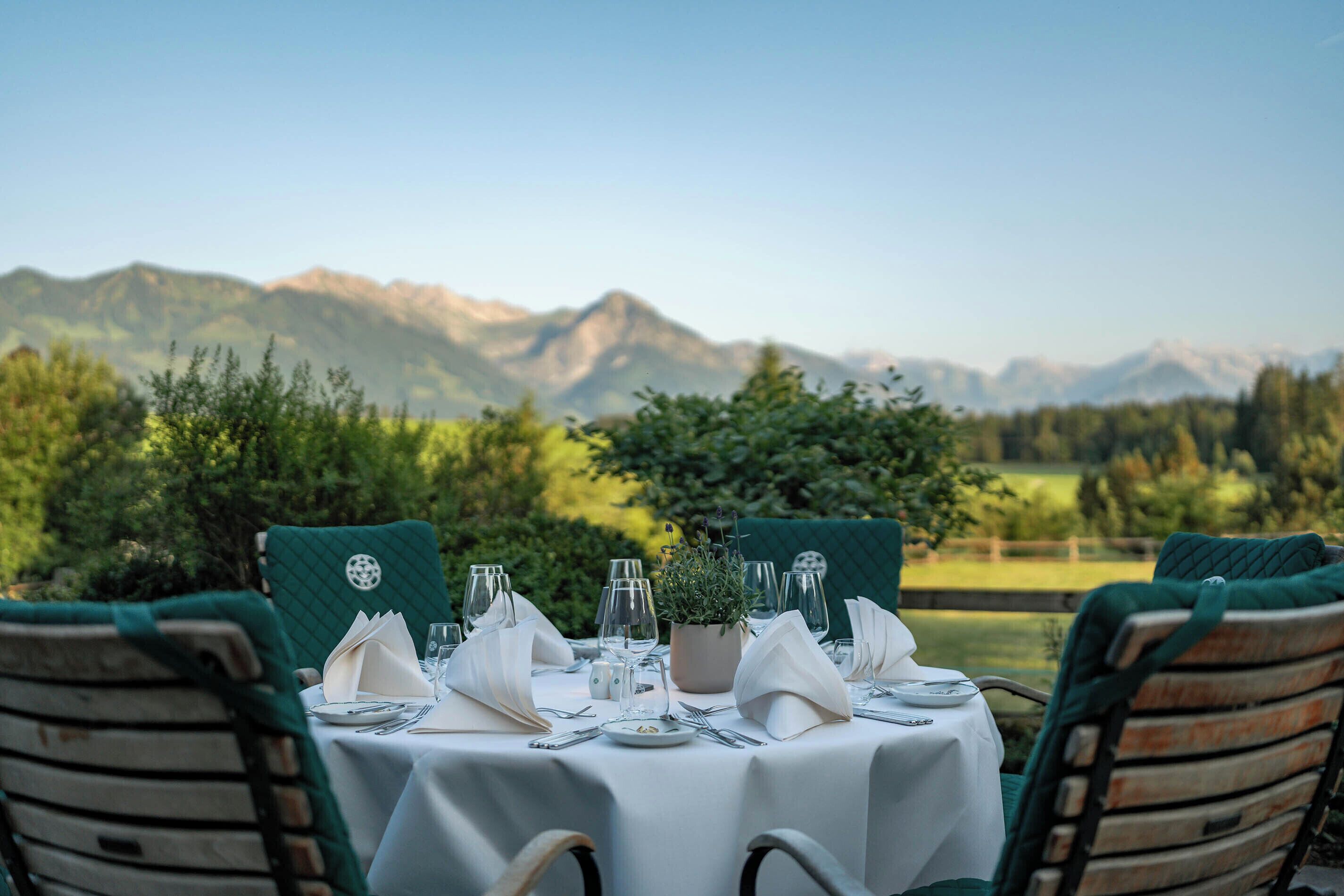 Ein Esstisch mit Blick auf die Berge.