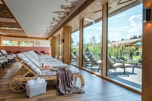 Couples treatment rooms, sauna, hot tub, body treatments, hydrotherapy