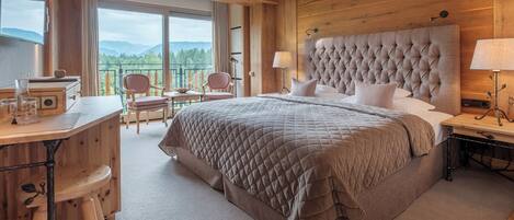 Classic Room Double Bed | Hypo-allergenic bedding, down comforters, in-room safe, blackout drapes