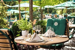 4 restaurants; breakfast, lunch and dinner served 