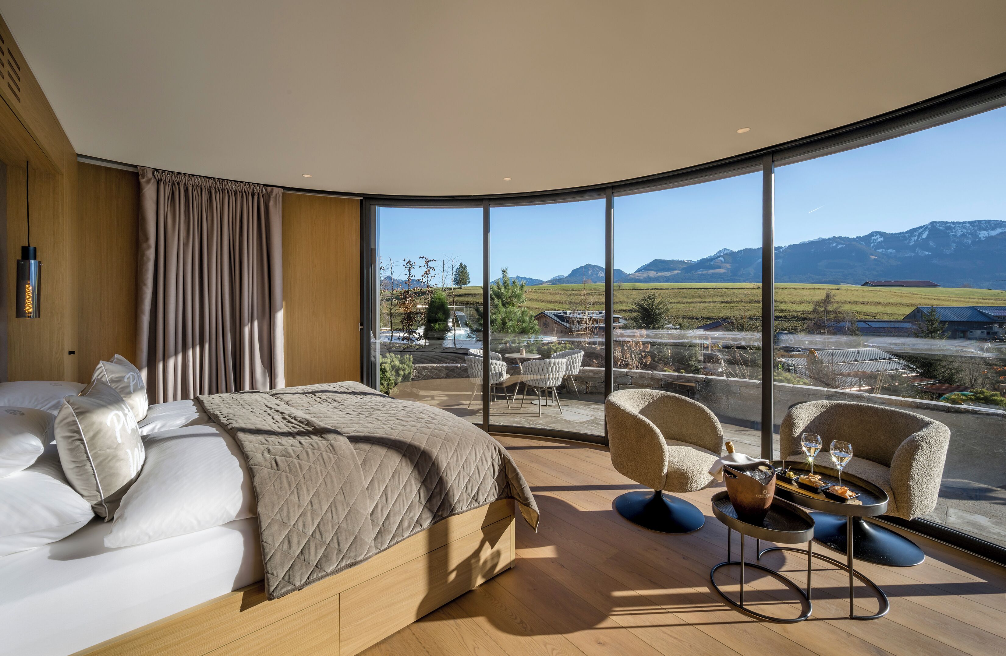 Suite Premium | Ropa de cama hipoalergénica, edredones de plumas, caja fuerte