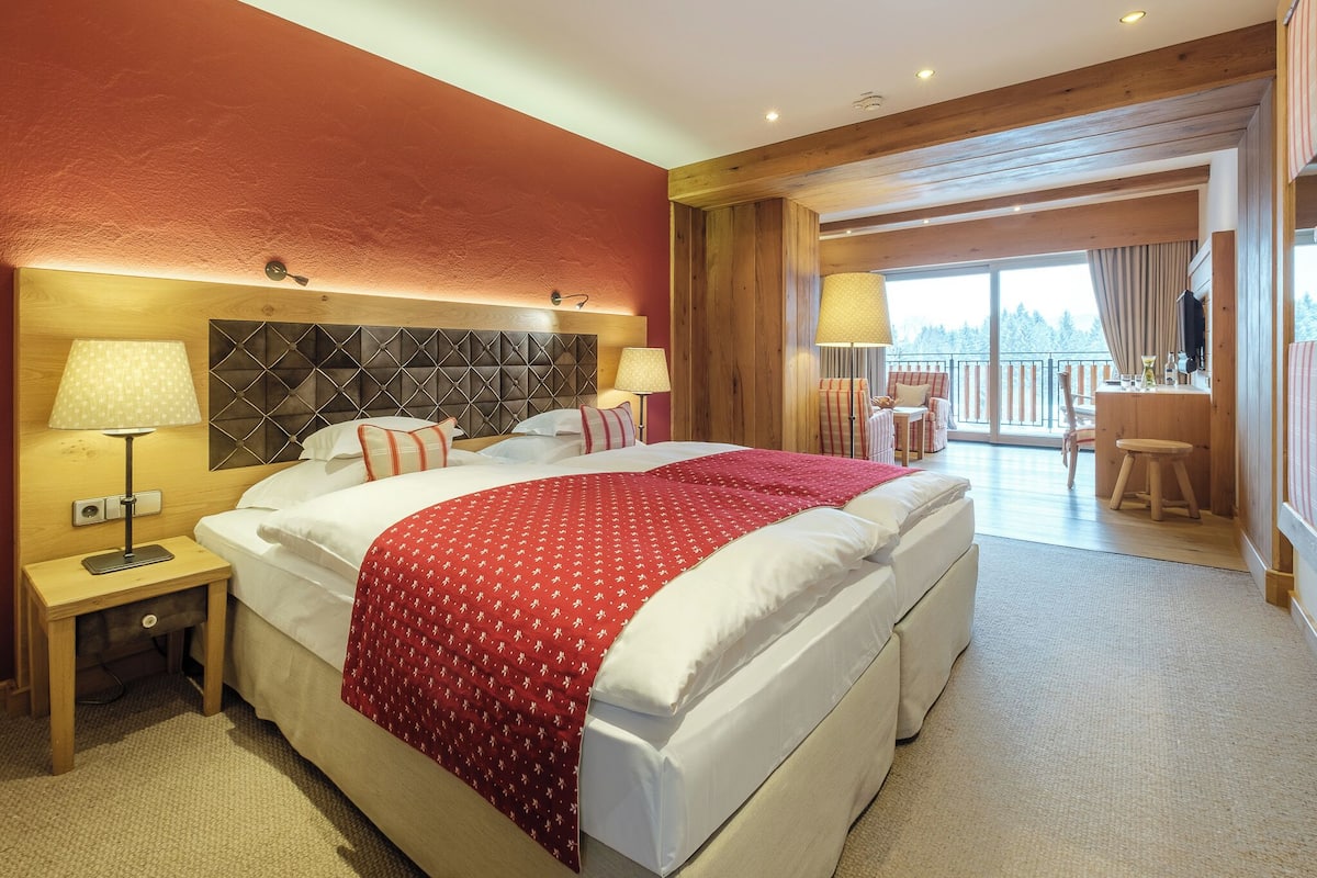 Junior-Suite Deluxe | เครื่องนอนป้องกันสารก่อภูมิแพ้, ผ้านวมขนเป็ด, ตู้นิรภัยในห้องพัก