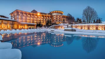 5 piscines couvertes, 5 piscines extérieures, parasols de plage