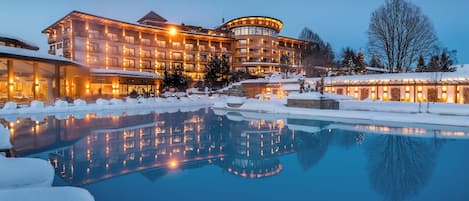 5 piscines couvertes, 5 piscines extérieures, parasols de plage