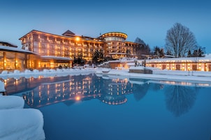 5 piscinas techadas, 5 piscinas al aire libre, sombrillas