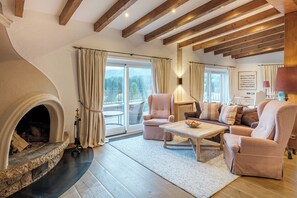 ห้องลักซ์ชัวรี่สวีท | เครื่องนอนป้องกันสารก่อภูมิแพ้, ผ้านวมขนเป็ด, ตู้นิรภัยในห้องพัก